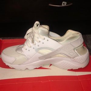 White nike huaraches